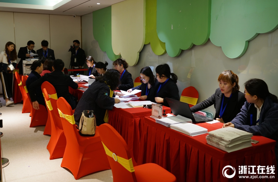 吴奇隆当爸微博报喜:母子平安
