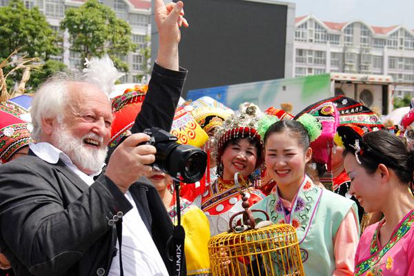 南太铉张才人公开恋情后首同台 甜笑害羞捂脸甜蜜气息满满_挂机宝多开