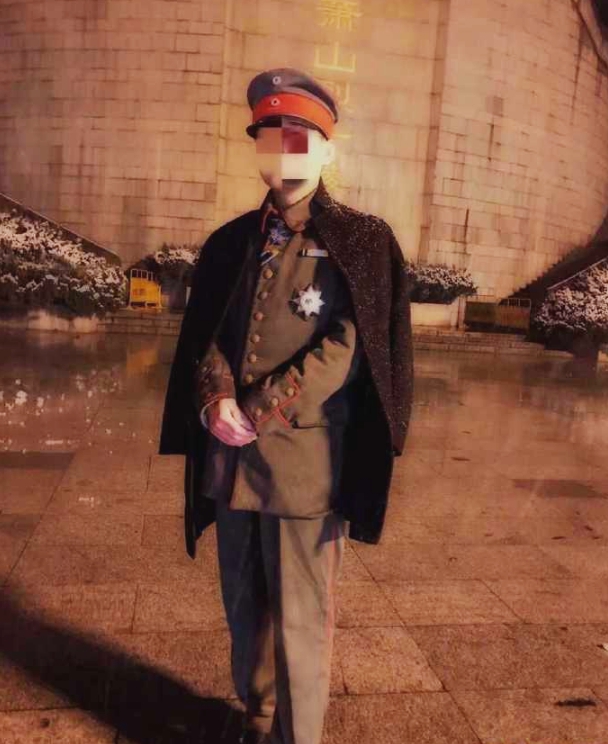 台北西门町飘五星红旗 举旗民众高呼“打倒台独”_9929带宽推荐