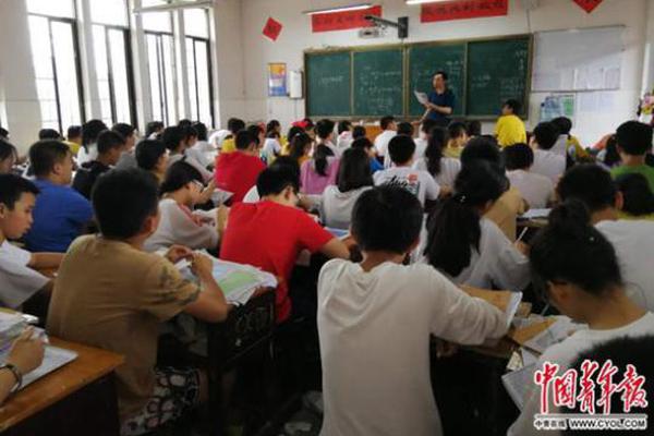 冯小刚徐帆夫妇合体现身疑复工_云电脑作图