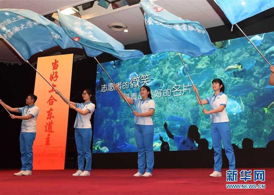 台北西门町飘五星红旗 举旗民众高呼“打倒台独”_挂机宝迷你哆