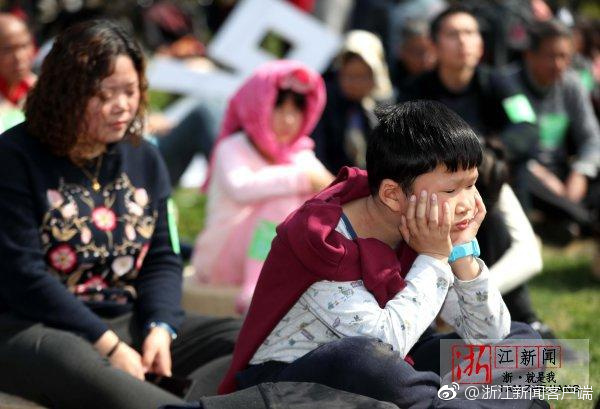 李小璐接甜馨放学 母女二人一路牵手有爱_云服务器年付
