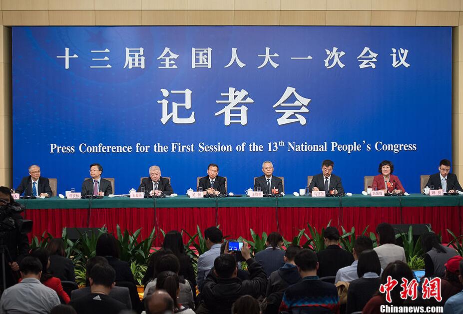 霸气！体彩2056万得主闹市区公开露脸领奖(图)_云服务器建站