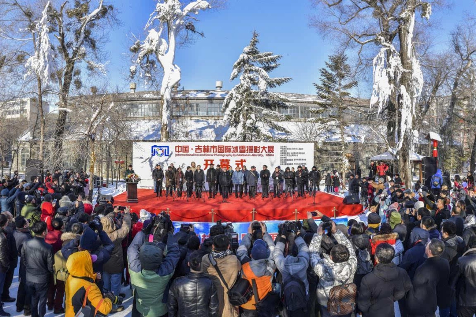 南非金矿发生矿车坠物事故 约1800名矿工被困井下_图形云电脑
