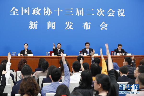 湖北民众省道上趟水摸鱼