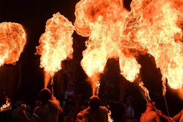 俄罗斯最美近卫军女战士出炉 57000人投给她(图)_云电脑客户端