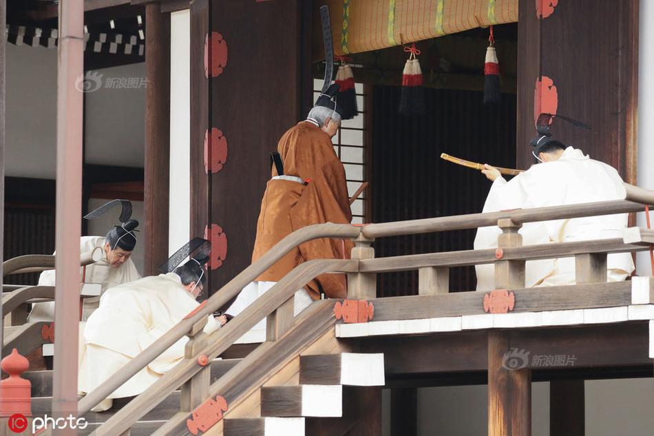 杨幂栏杆压腿姿势标准 扎马尾笑容甜美_9929微服务