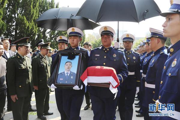 轿车突然冲破小区护栏“飞出”路面 两名行人神走位躲避_云服务器自动伸缩