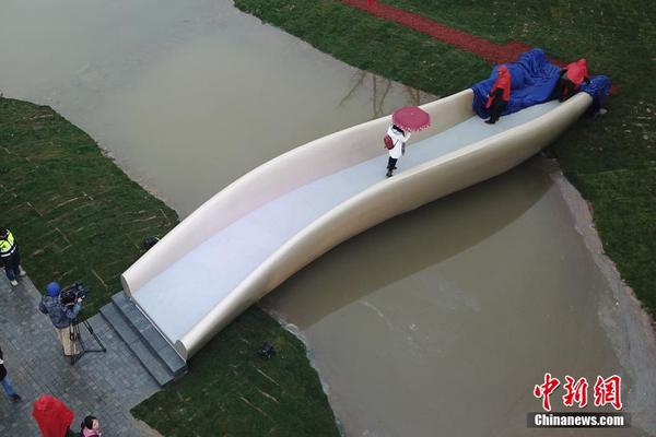 李昊桐大师赛第三轮集锦 2鸟3柏忌推杆欠佳_9929回国线路