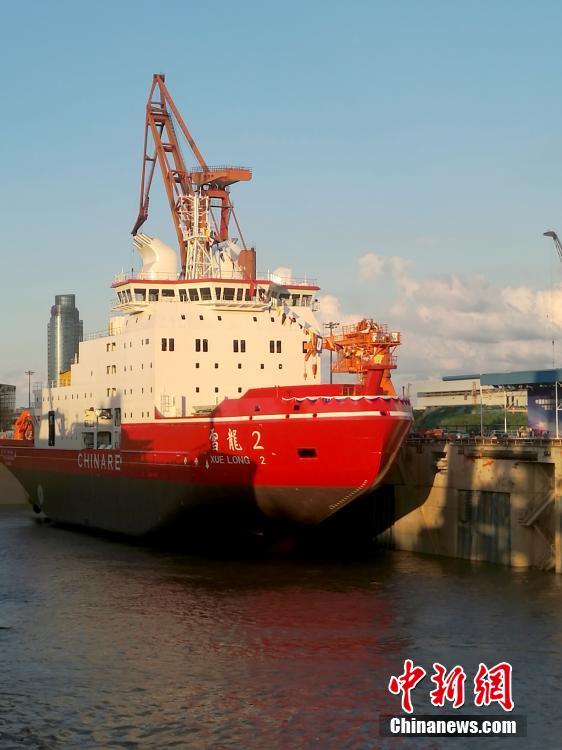 谢霆锋爸爸不甘寂寞 82岁谢贤密会电眼美女