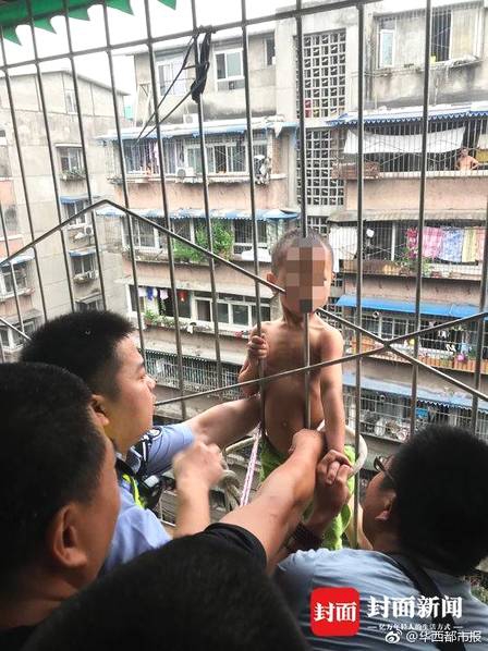 水果姐现身精灵王子老家 露出腼腆微笑_CN2爬虫服务器
