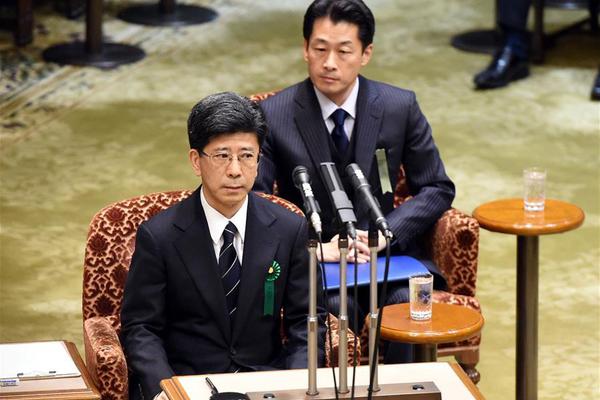 女子抱怨耳朵痛 医生从耳道中取出活飞蛾