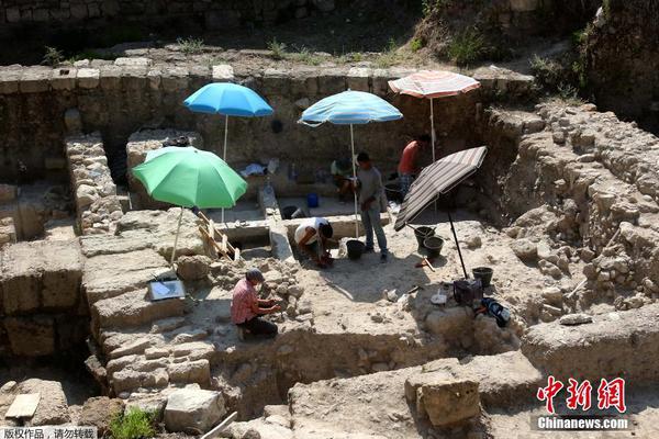 日本民众冒雨上街庆祝