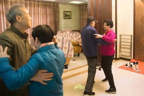 菲律宾总统:不运走垃圾,就丢到加拿大海滩和使馆