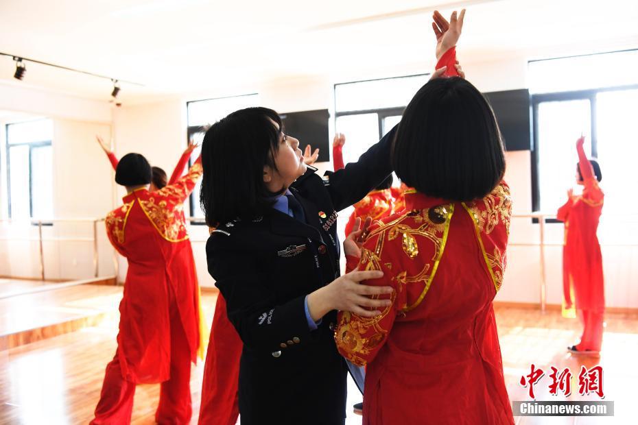 女子玩游戏输了欲跳河 民警:我们也感到不可思议_# 9929云主机相关关键词