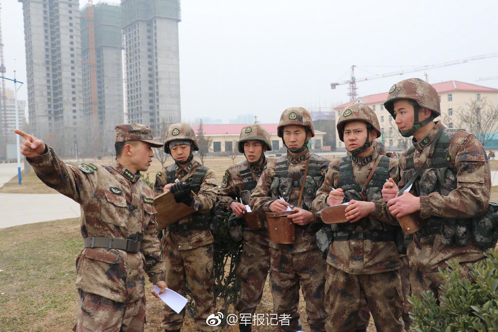 今夏的主角是复古POLO衫