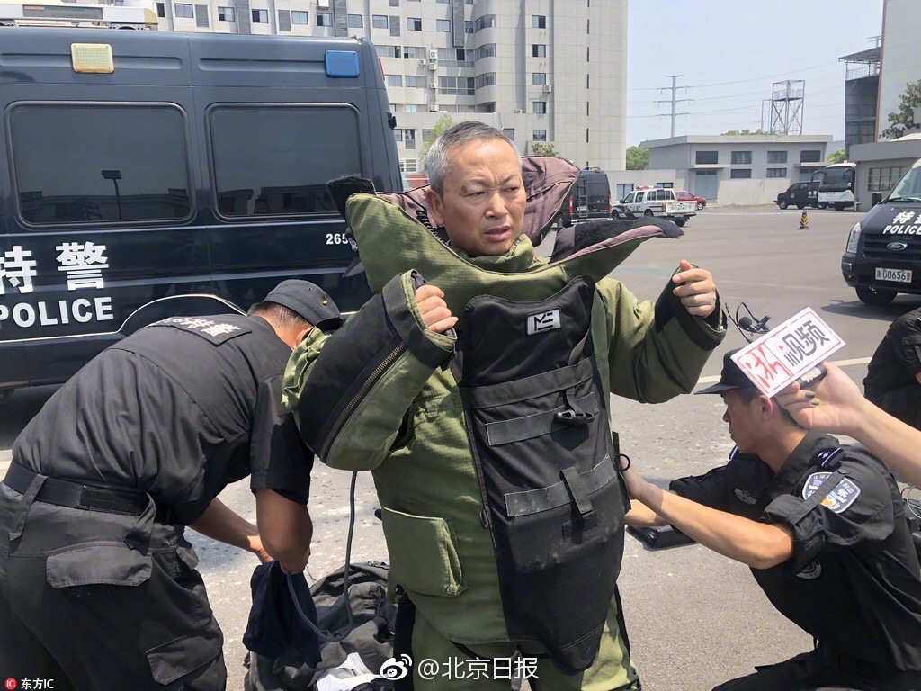 硬核技术宅侦探和他的007黑猫——《迷雾侦探》评测_CN2机器学习