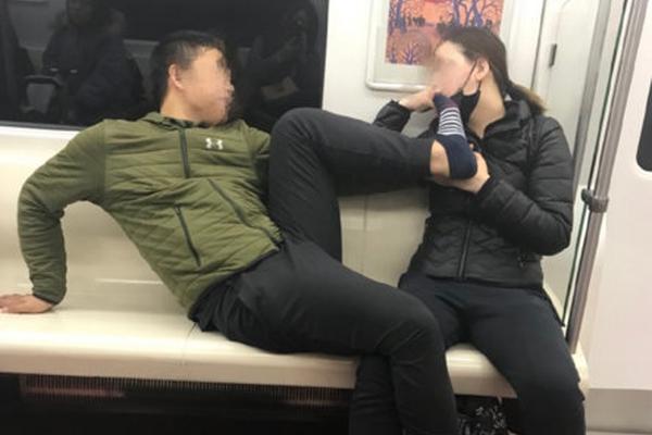 山东青岛全国爱鸟周春光中的火烈鸟