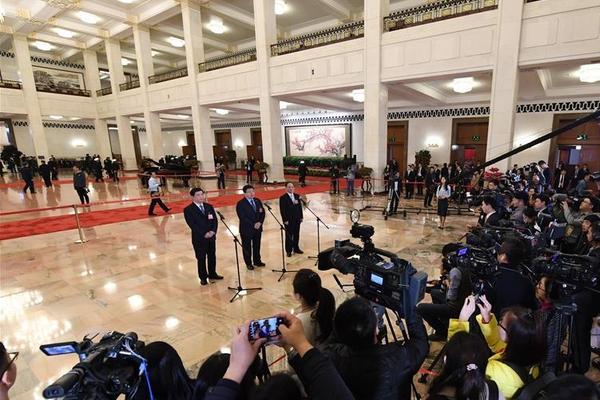 2021年上市宝马i4路试谍照曝光_三网CN2服务器