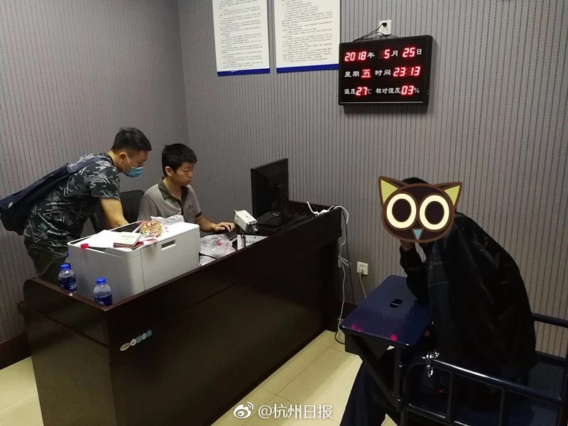 2019版新摩托罗拉Razr曝光：比折叠屏手机小巧