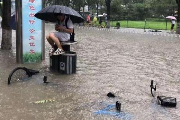 家长停药听信偏方 肾病男孩肿成“胖头鱼”