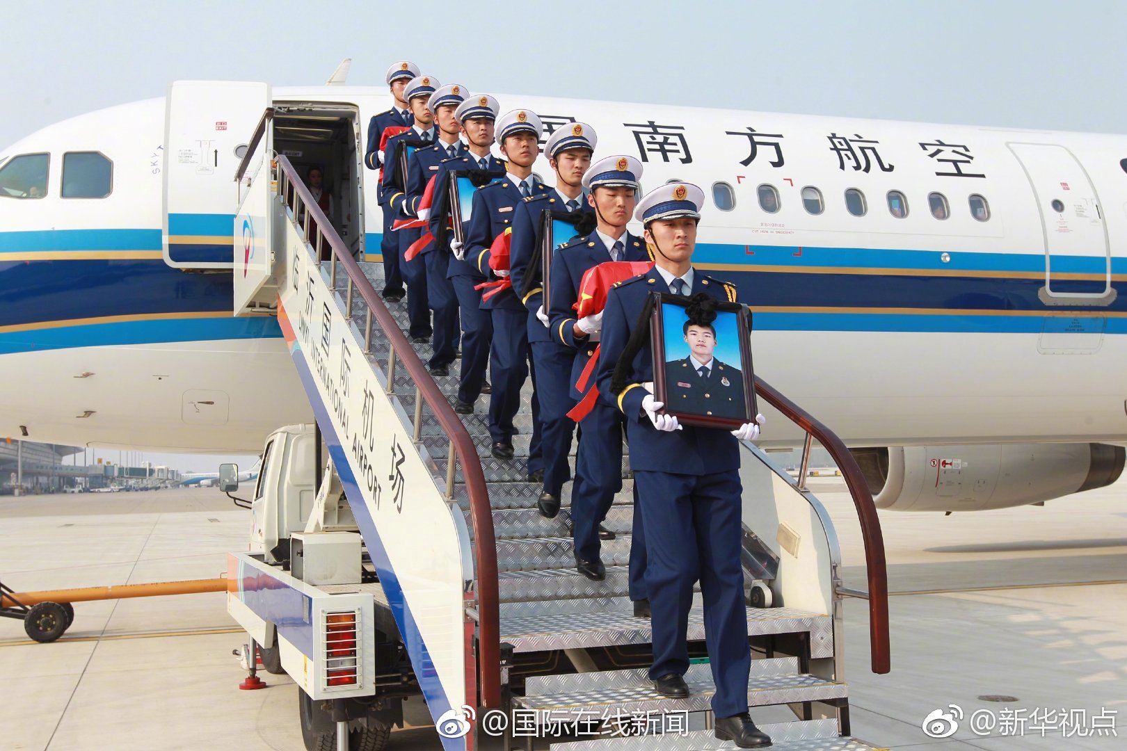真全球首款折叠屏手机：柔宇柔派终于开卖_腾讯云桌面