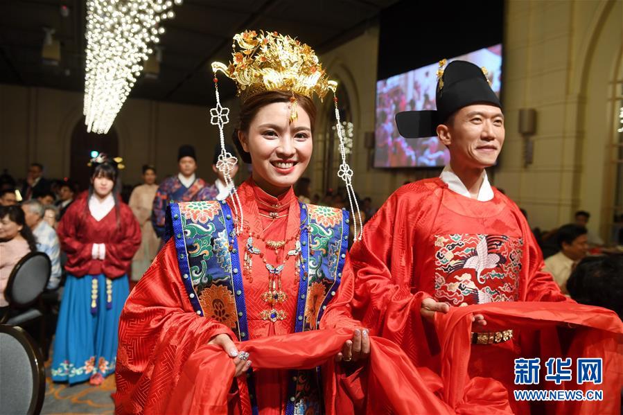 林峯带女友张馨月与苗侨伟等聚餐 搭肩膀好甜蜜_阿里云ECS