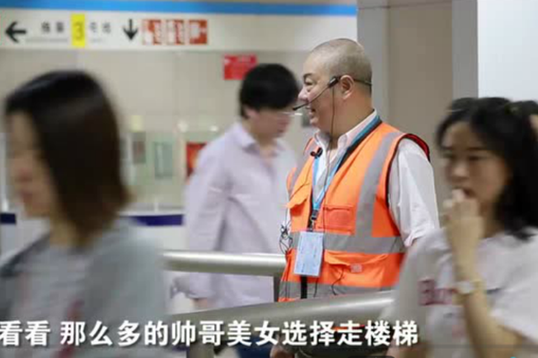 北极熊宝宝跌落冰崖 熊妈攀爬寻子_CN2服务器大带宽