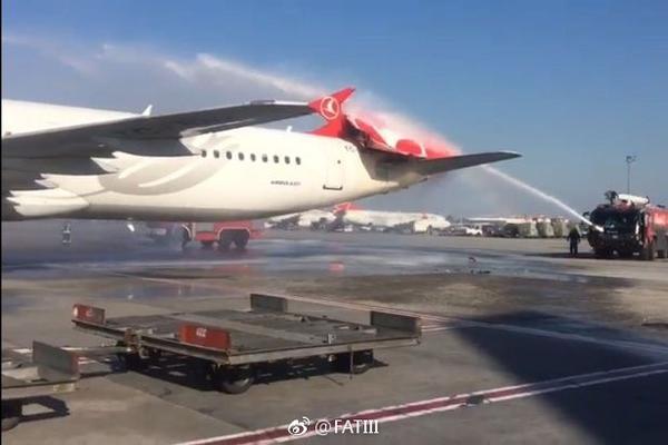 何炅与汪涵一同庆祝生日 杨乐乐:彼此要珍惜啊_云电脑还原点