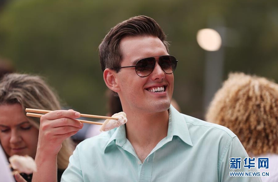 山魈“崩溃”五连拍 状态到位活生生表情包_CN2服务器跨境电商