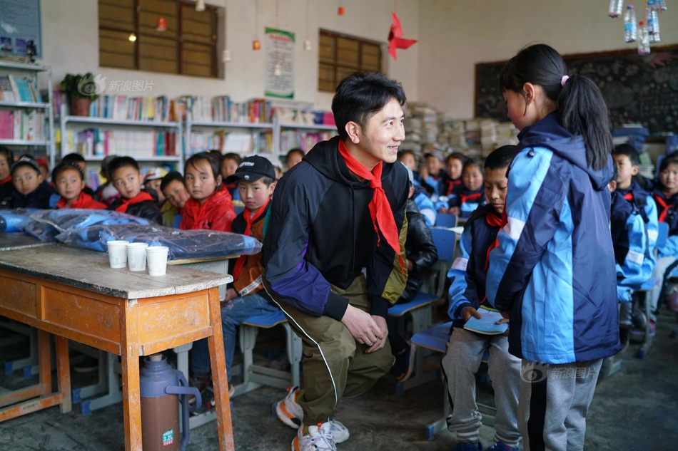 大学生手绘百米画卷致敬五四_9929优惠码