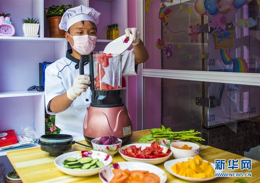 老人初次乘机 嫌排队长打开应急门被拘_联通精品网A网