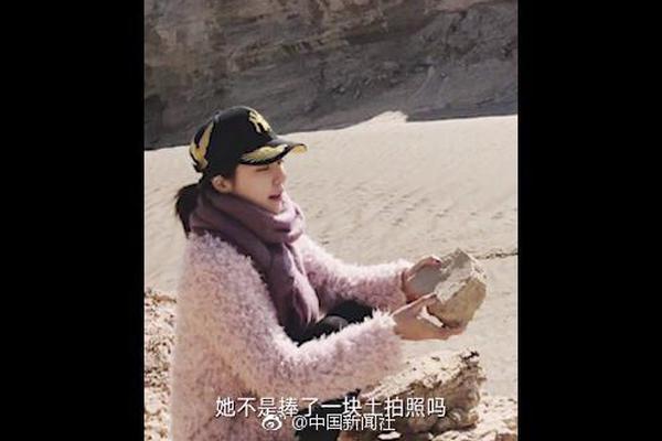 王丽坤一袭白色套装大秀美腿现身某活动_9929速度快