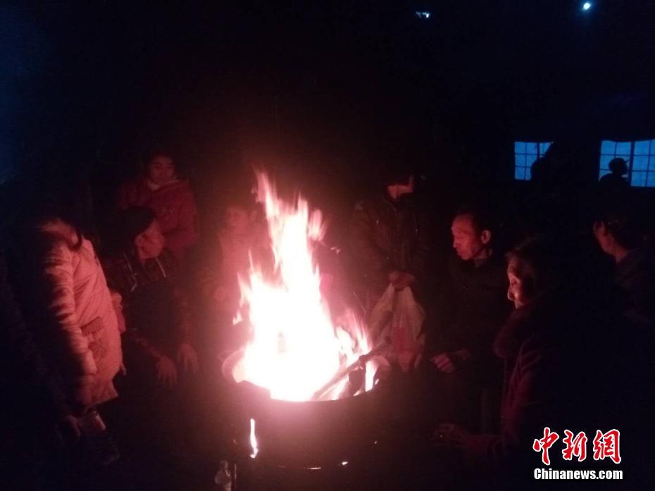 何炅与汪涵一同庆祝生日 杨乐乐:彼此要珍惜啊_云电脑挂机刷资源