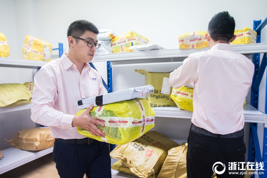 近距离看大白鲨的攻击:血盆大口令人恐惧_CN2服务器独立IP