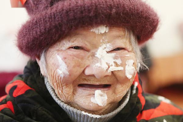 惠若琪庆结婚周年晒夫妻合照_CN2服务器机房