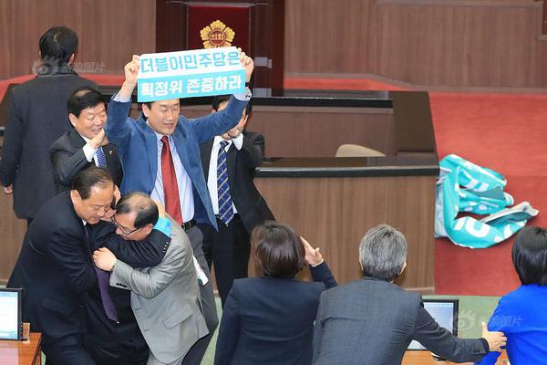 吃剩的香蕉皮一个都别扔,放在家里一年省下不少钱!太厉害了!_挂机宝挂QQ