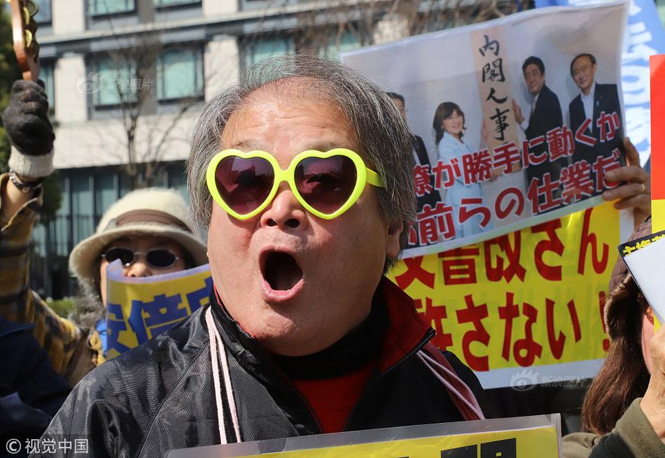 王中磊夫妇为儿子庆生 威廉弟弟长高了许多