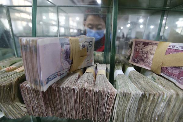 真人黑寡妇？俄罗斯最美女兵出炉:金发及腰 枪法精准