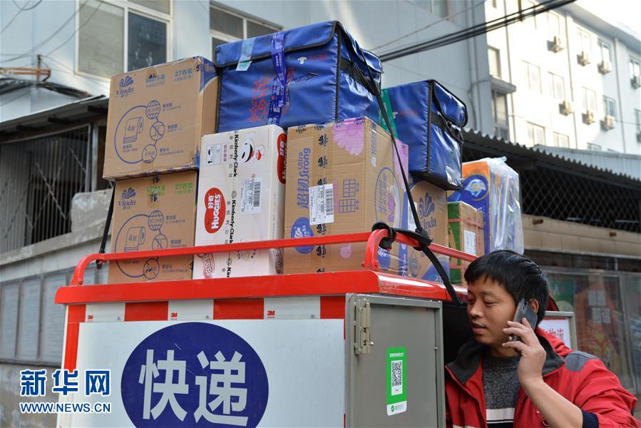 何炅与汪涵一同庆祝生日 杨乐乐：彼此要珍惜啊_云服务器100M带宽