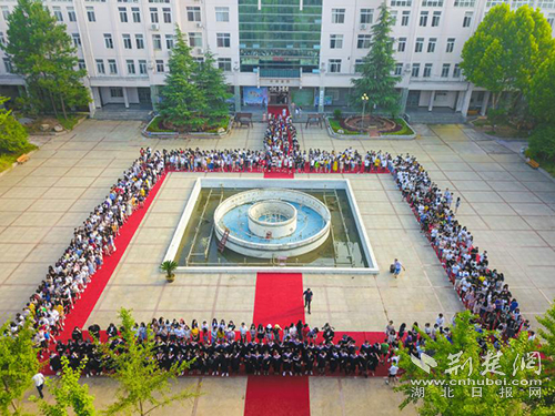 习近平出席第二届“一带一路”高峰论坛纪实_云电脑挂机刷资源
