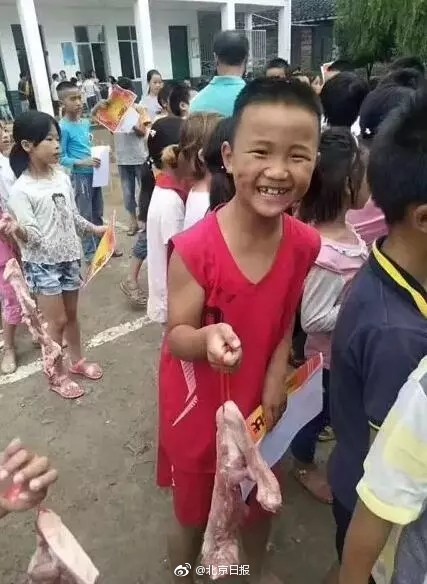 行李箱砸向老人一瞬间 小伙一把截住_9929欧洲VPS