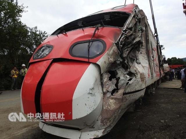 组图:蔡依林宁静“斗胸”超抢镜 张雨绮收起性感玩淑女风