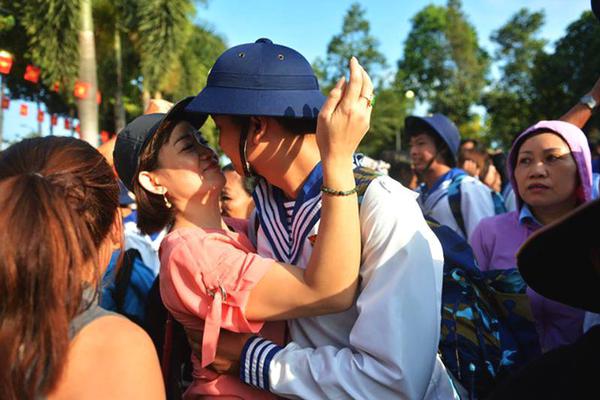 王中磊夫妇为儿子庆生 威廉弟弟长高了许多_VDI