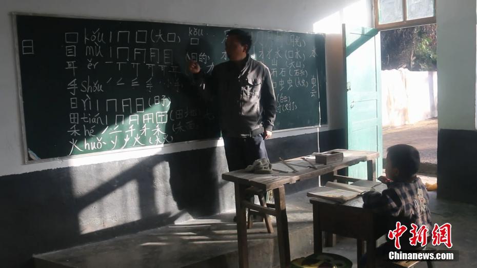 倪妮嘟嘴卖萌霸气举枪 和张震亲密互动