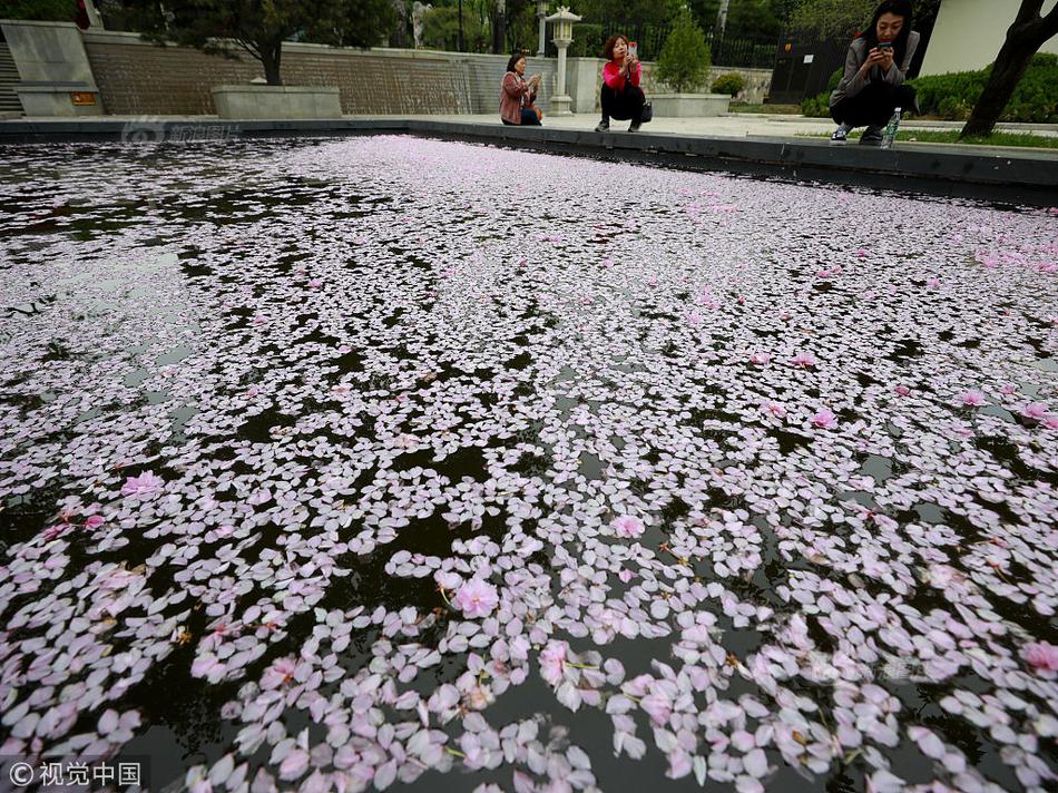 高校师生研发眼球控制轮椅