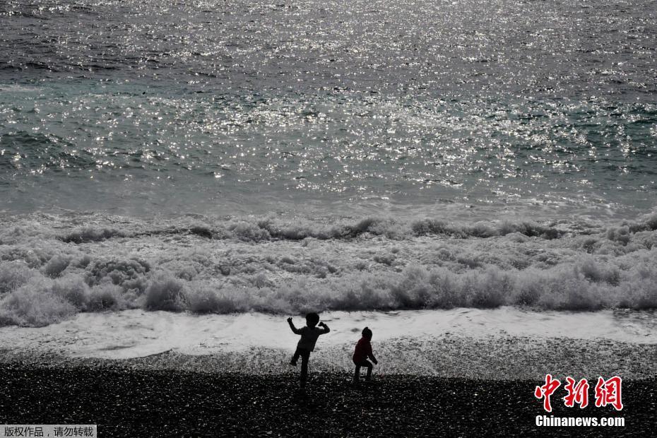 袁立晒“一家三口”合照疑似升级当妈？她只回复了3个字…_挂机宝租用