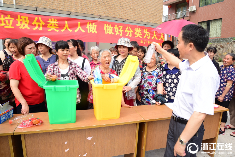 陕西一中学女生被学生殴打_云电脑升级