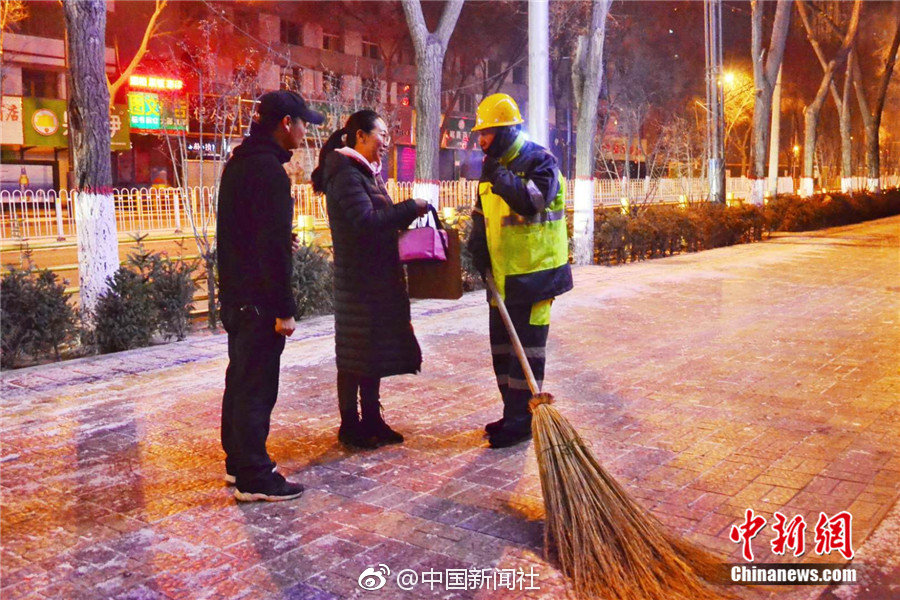 章子怡挺巨肚外出 遭吸二手烟_AS9929云服务器