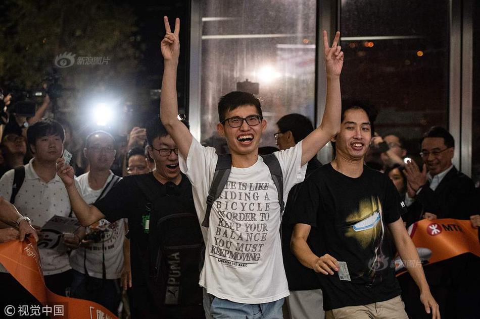 火勇厮杀裁判唱戏 库里关键1射好惊险